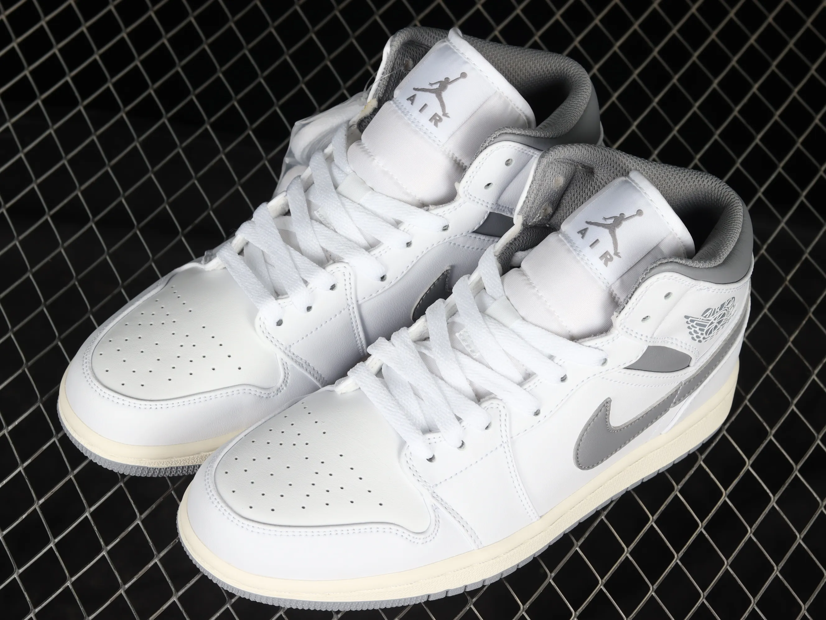 All categories Air Jordan Jordan series basketball shoes Air Jordan 1 Mid Air Jordan 1 Mid "Vintage Grey" AJ1 Joe 1 white gray first year China basketball shoes 554724-135